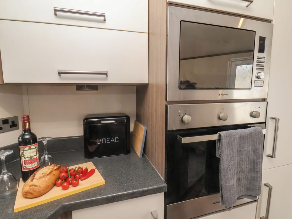 Electric kettle, toaster, cookware/dishes/utensils