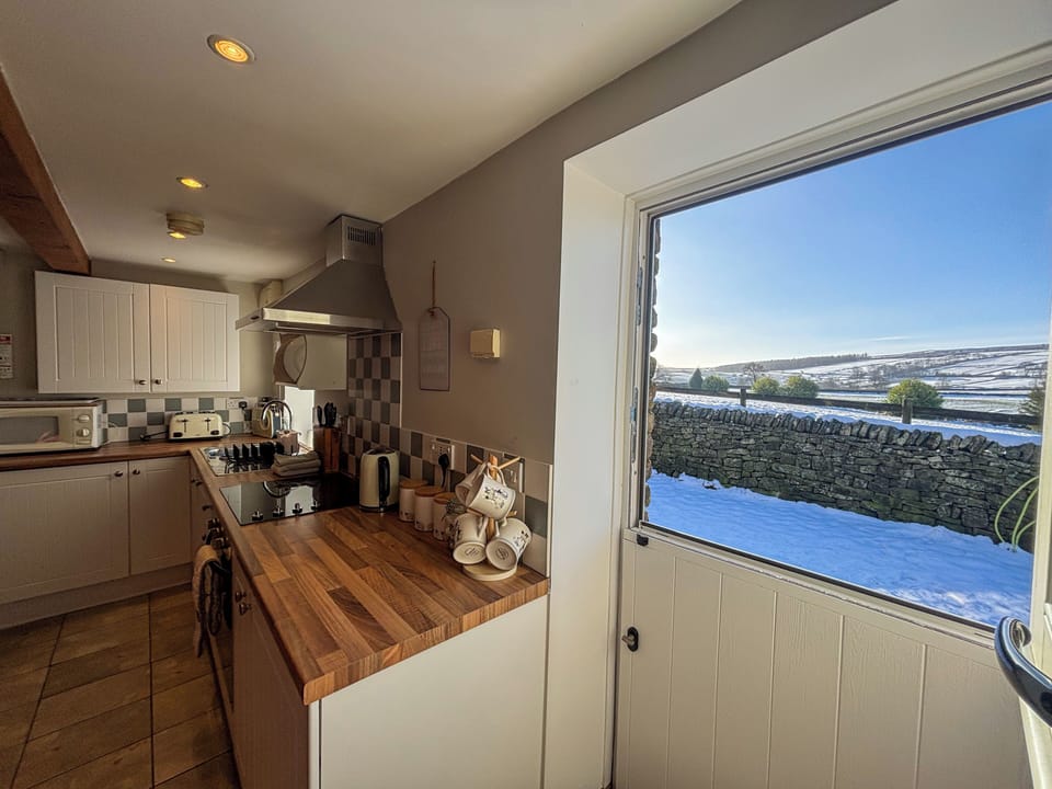 Cottage | Private kitchen | Fridge, dishwasher, electric kettle, toaster