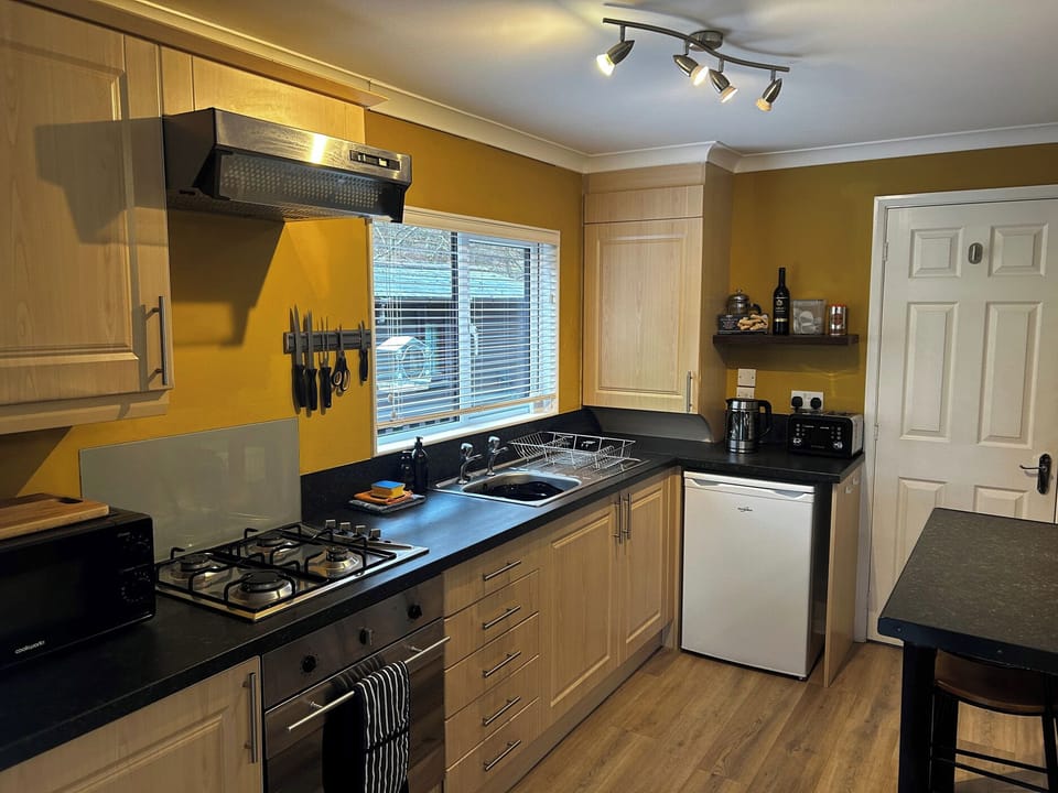 Cottage | Private kitchen | Fridge, electric kettle, cookware/dishes/utensils