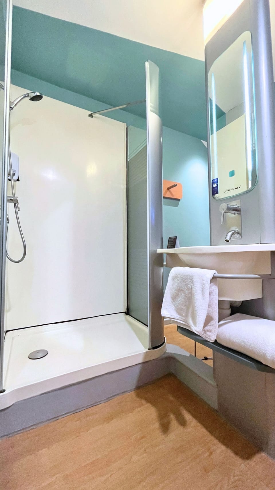 Shower, eco-friendly toiletries, towels
