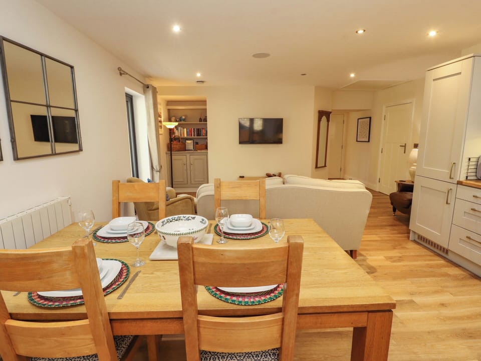 Cottage | Dining