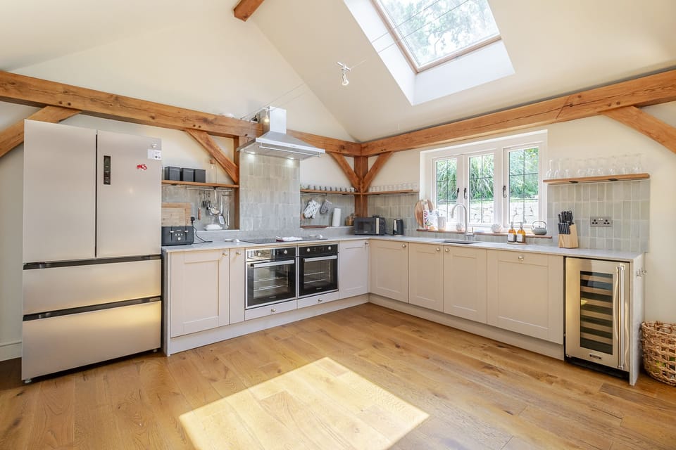 Cottage | Private kitchen | Fridge, dishwasher, electric kettle, cookware/dishes/utensils