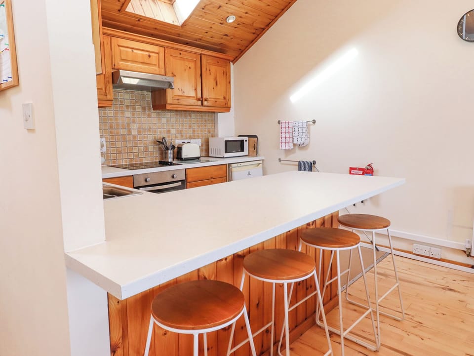 Fridge, dishwasher, cookware/dishes/utensils