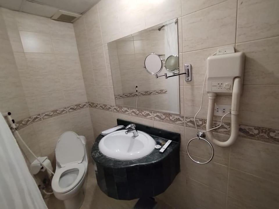 Studio | Bathroom | Combined shower/tub, free toiletries, hair dryer, towels