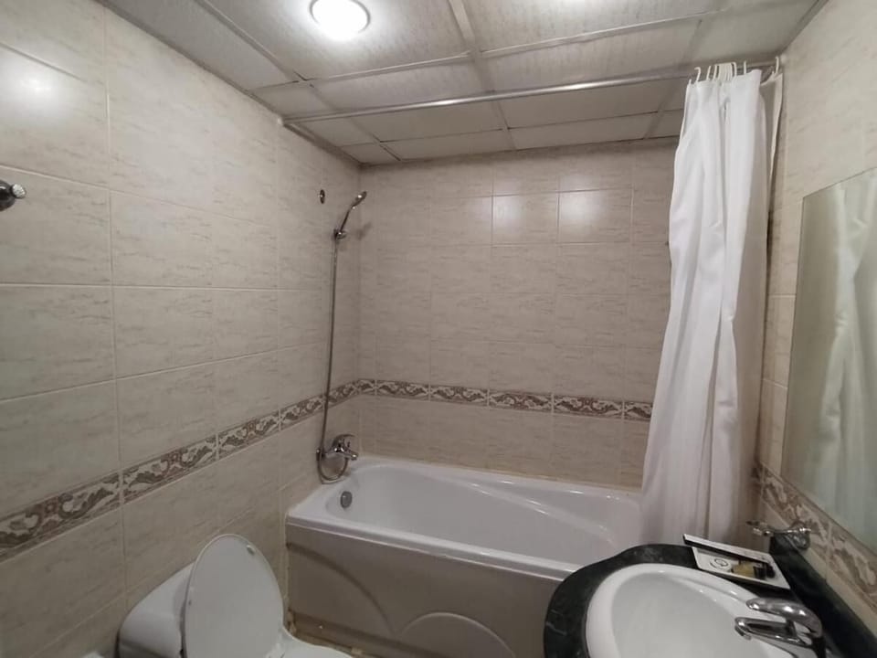 Studio | Bathroom | Combined shower/tub, free toiletries, hair dryer, towels