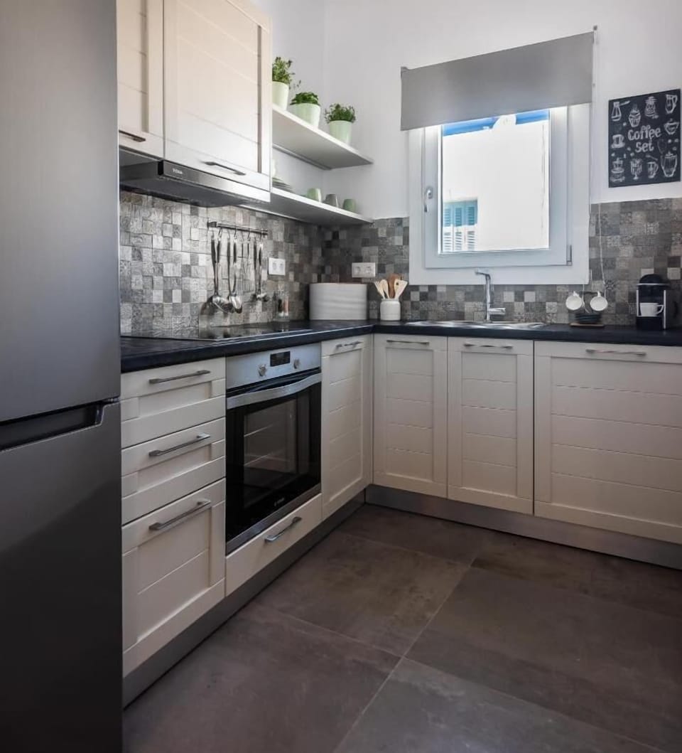 Comfort Apartment, 2 Bedrooms, Balcony, Sea View | Private kitchen | Cookware/dishes/utensils