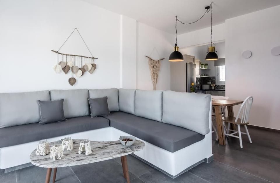Comfort Apartment, 2 Bedrooms, Balcony, Sea View | Living area