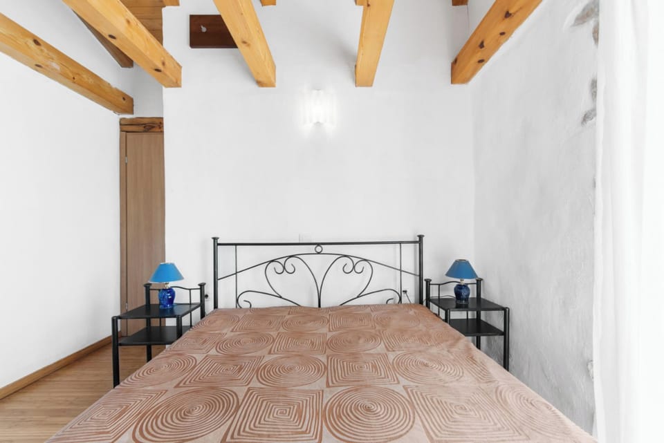 House, Private Pool | 2 bedrooms, iron/ironing board, WiFi (free), bed sheets