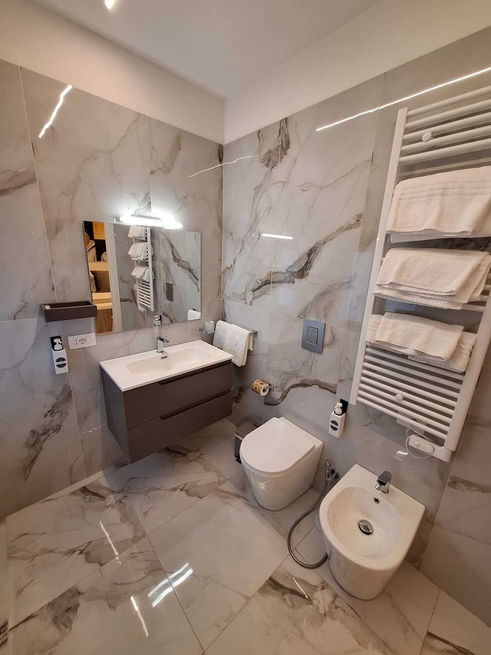 Basic Room, Courtyard View | Bathroom | Shower, rainfall showerhead, hair dryer, bidet