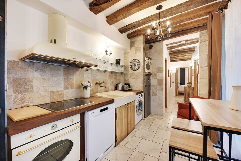 Deluxe Apartment | Private kitchen | Full-size fridge, microwave, oven, stovetop