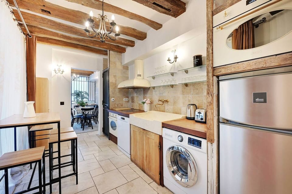 Deluxe Apartment | Private kitchen | Full-size fridge, microwave, oven, stovetop
