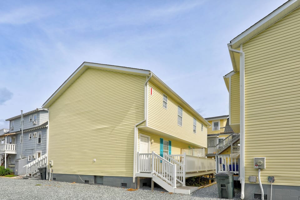 Parrot Bay Townhouse 27 is located at 407 N. Philadelphia Avenue, only a short walk from the boardwalk and beach!