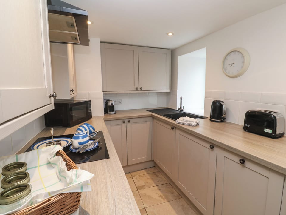 Fridge, microwave, dishwasher, cookware/dishes/utensils