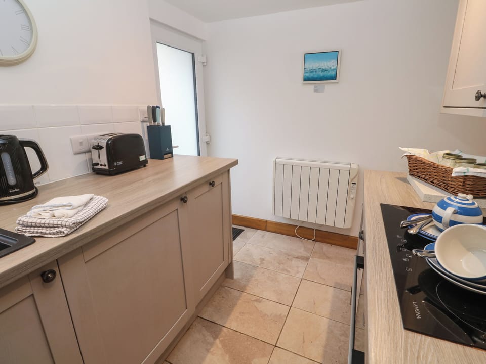 Fridge, microwave, dishwasher, cookware/dishes/utensils