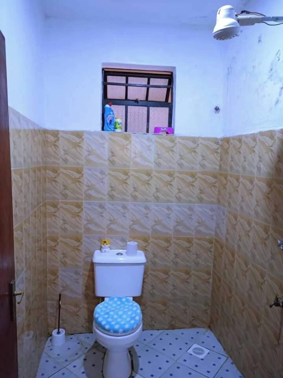 Deluxe Apartment, City View | Bathroom | Free toiletries, slippers, towels, soap