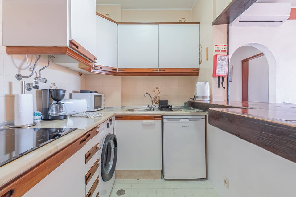 Cozinha equipada (sem forno)