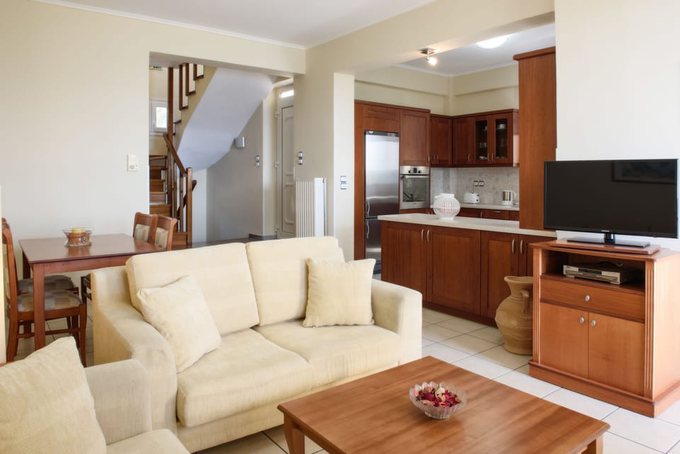 Family House, 4 Bedrooms, Sea View (Maisonette) | Living area | 26-inch TV with satellite channels, DVD player