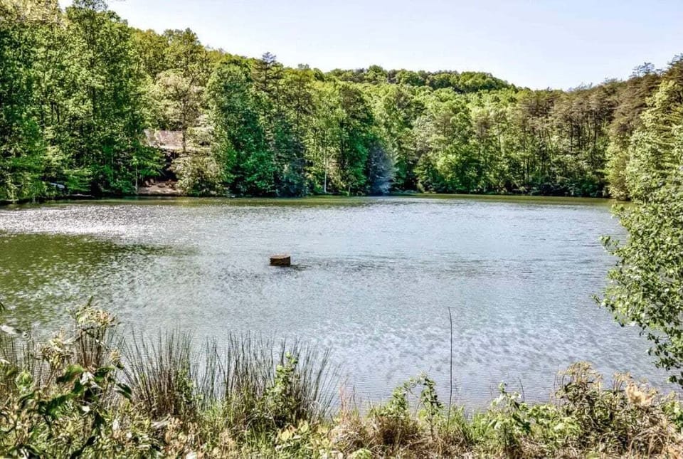Lake is a five min walk. From the back of the property, walk to the right and you will be there quickly.