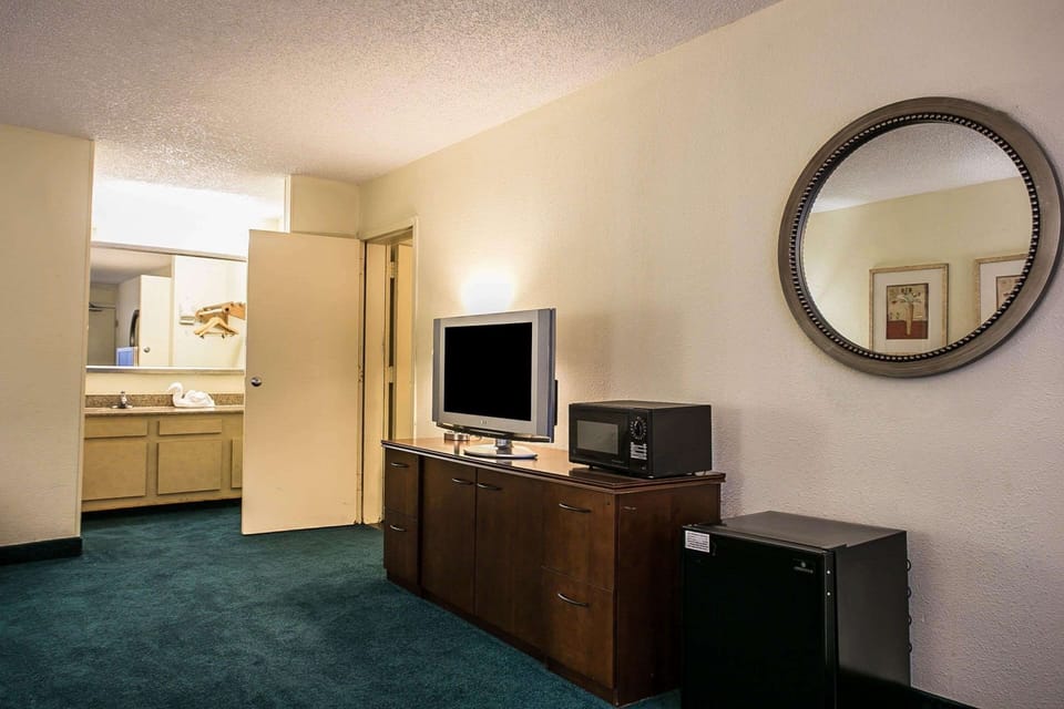 Laptop workspace, iron/ironing board, free WiFi