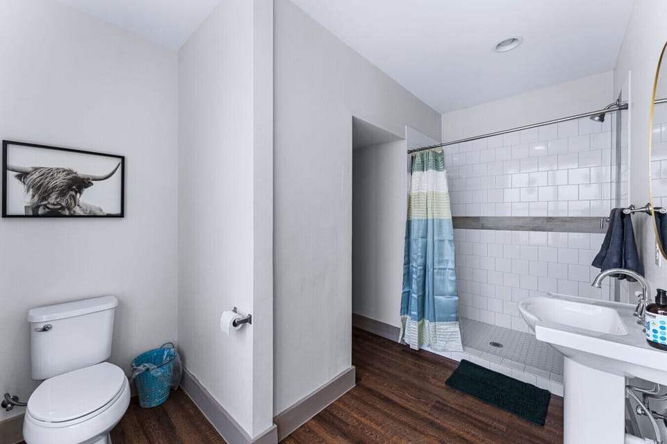 Full bathroom attached to Cypress (suite 1)