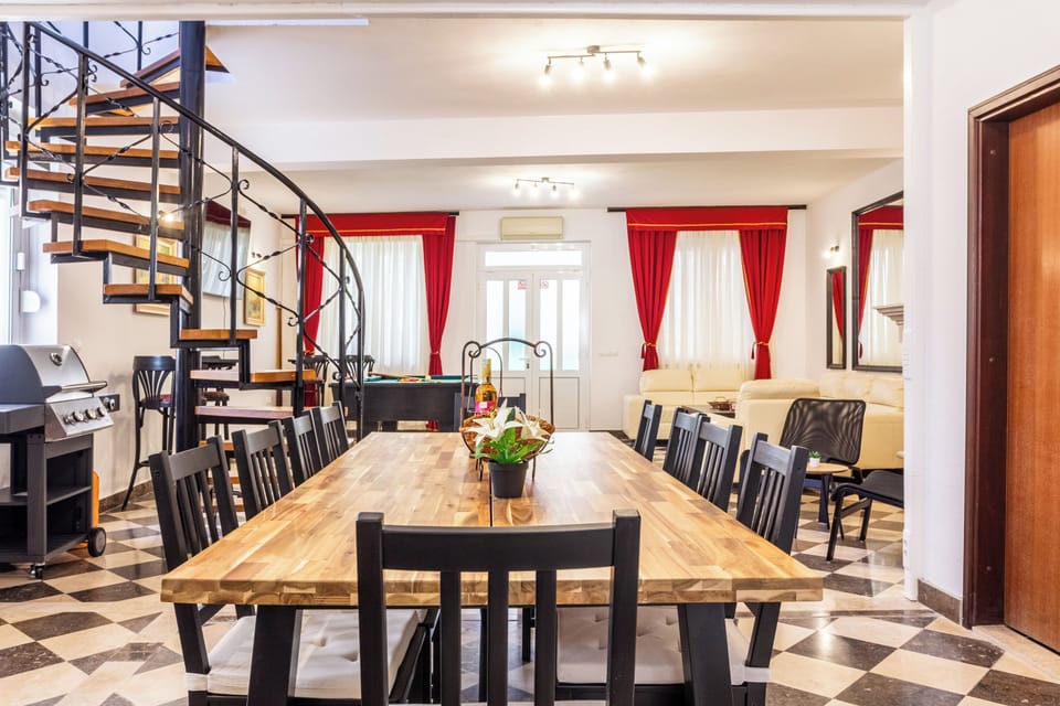 House, Sea View | In-room dining