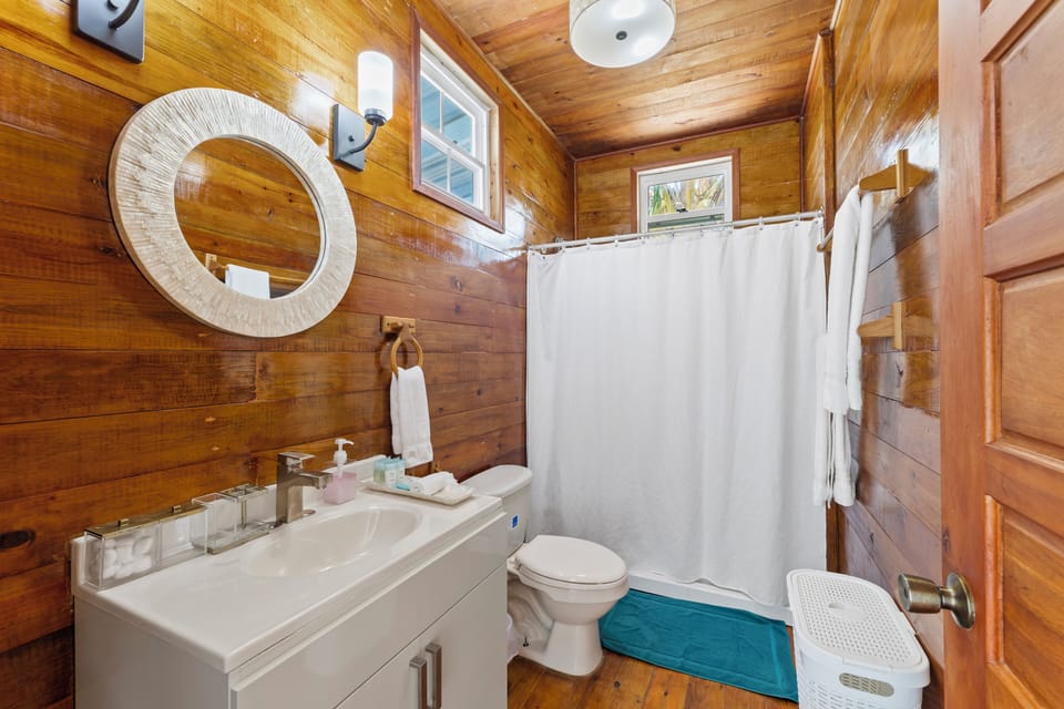 Deluxe Cabin, Ocean View | Bathroom | Towels, soap, shampoo, toilet paper