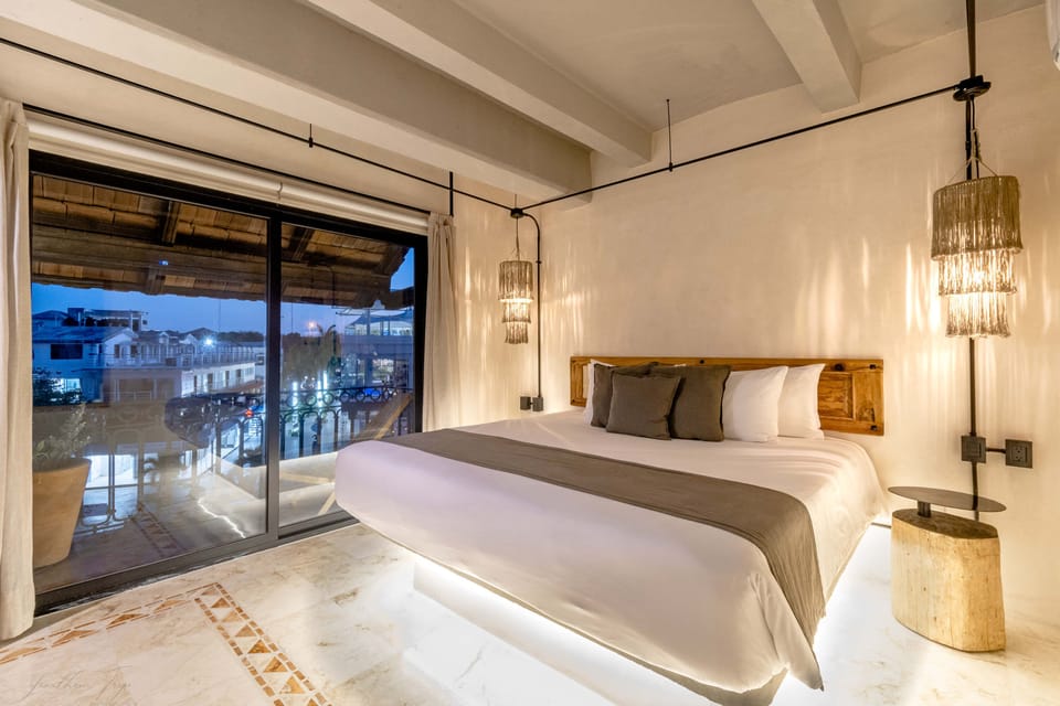 Egyptian cotton sheets, premium bedding, in-room safe, free WiFi