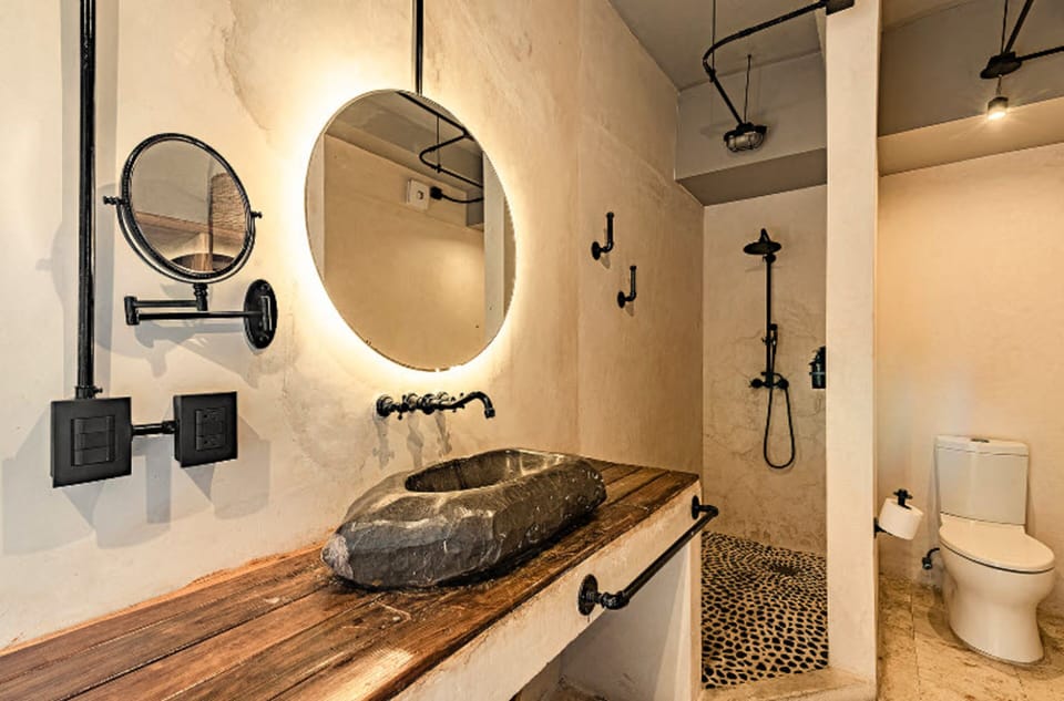 Shower, rainfall showerhead, free toiletries, hair dryer