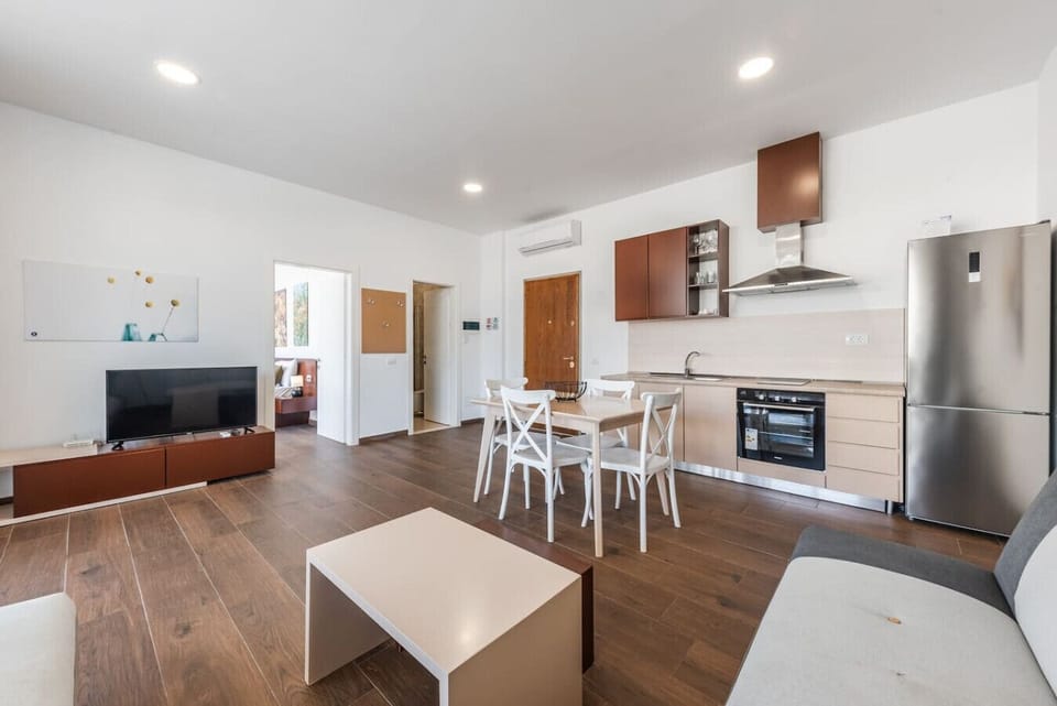 Dining area and fully-equipped kitchen