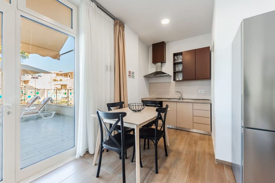 Dining area and fully-equipped kitchen