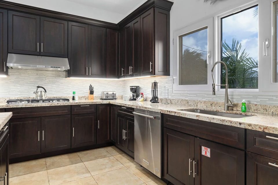 Create delicious meals in the fully stocked chef’s kitchen, complete with high-end appliances, granite countertops, and a spacious breakfast bar. Whether you're preparing a quick snack or a gourmet feast, this kitchen has everything you need.