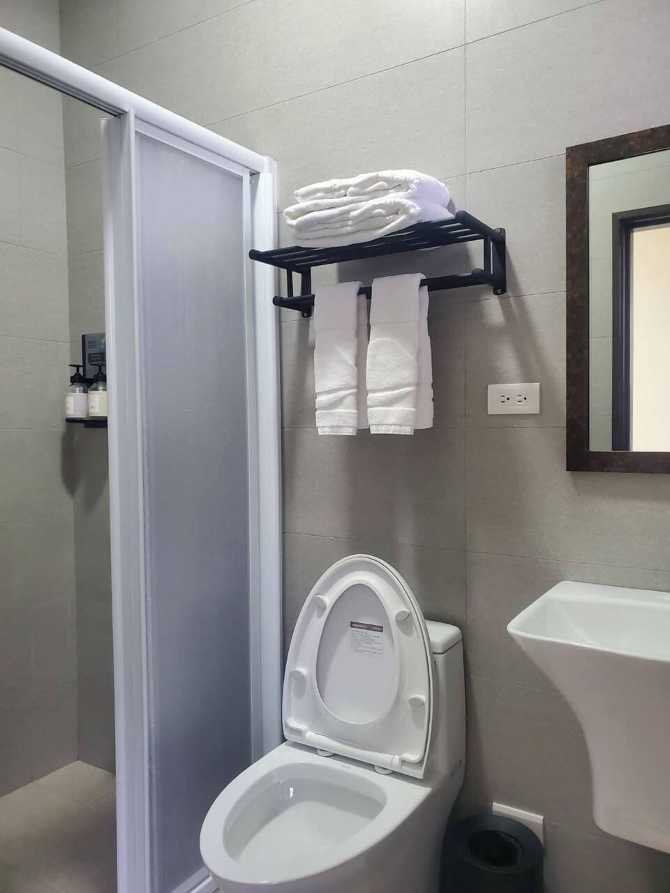 Deluxe Quadruple Room | Bathroom | Shower, hair dryer, towels, shampoo