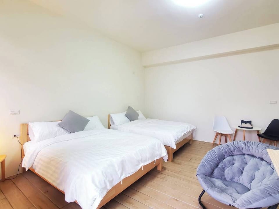 Deluxe Quadruple Room | Laptop workspace, free WiFi
