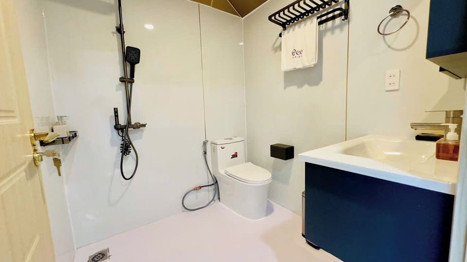 Deluxe Double Room, Pool View | Bathroom | Shower, free toiletries, hair dryer, slippers
