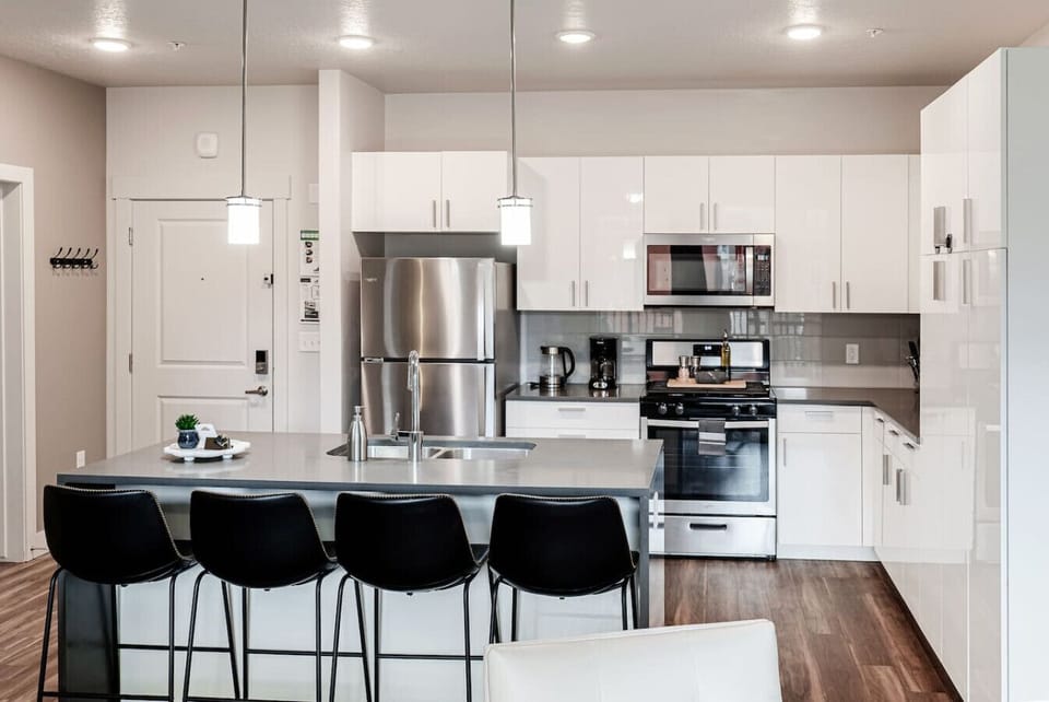 Fully stocked kitchen with all that you need. Pots, pans, bakeware, salt +pepper, and olive oil!!