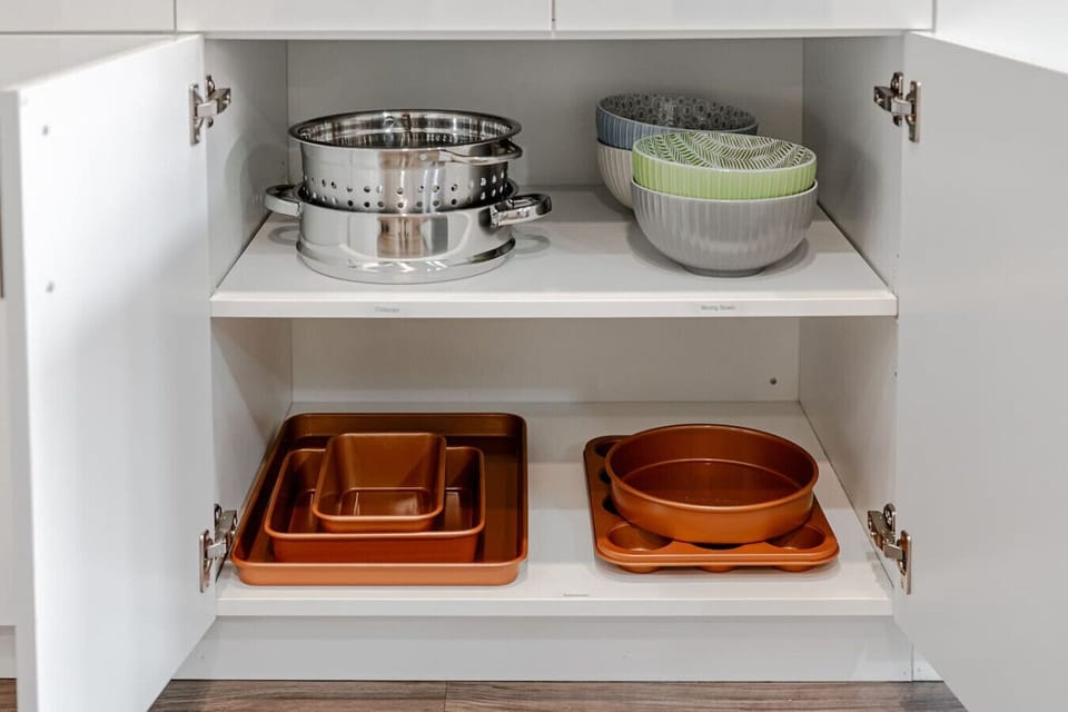 Fully stocked kitchen with all that you need. Pots, pans, bakeware, salt +pepper, and olive oil!!