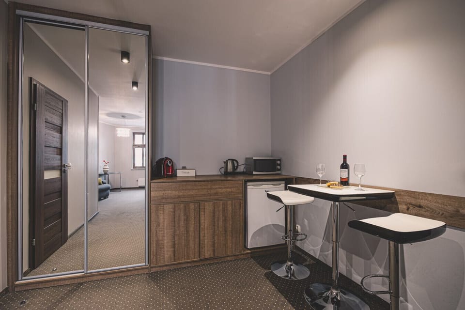 A spacious kitchen with a comfortable dining table. Perfect for guests who value independence during their stay in Bydgoszcz.