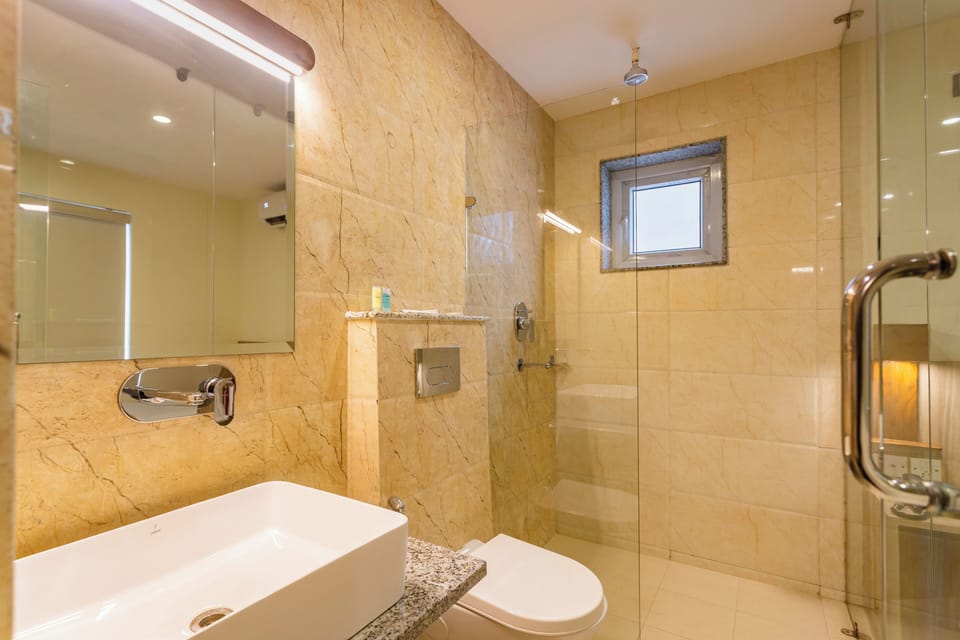 Studio (Studio Room) | Bathroom | Free toiletries, hair dryer, slippers, bidet