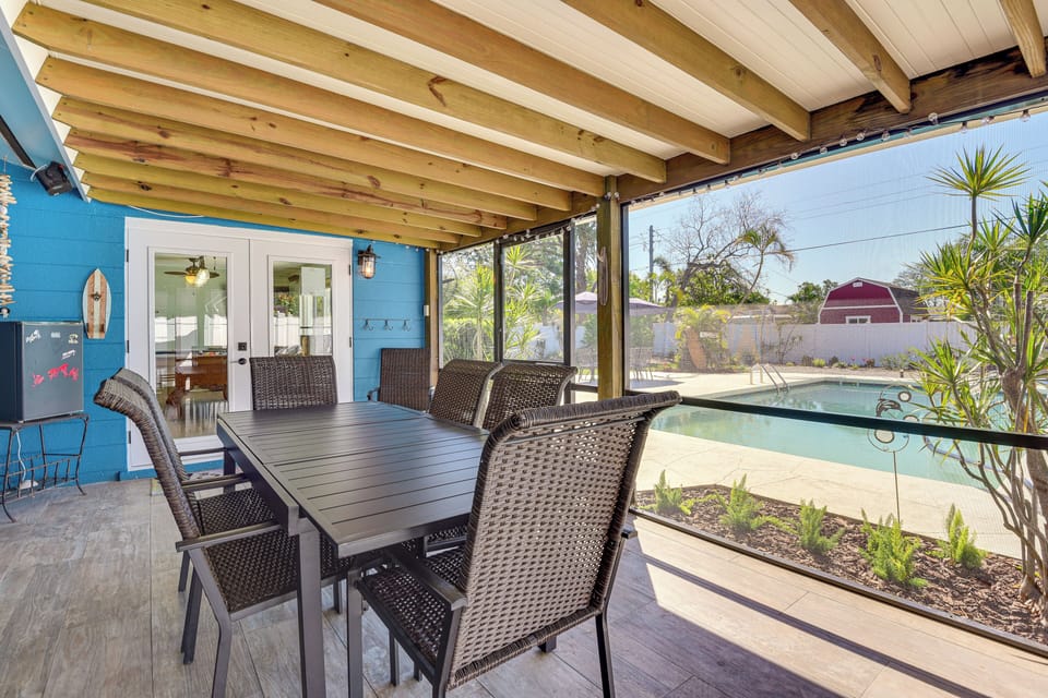 Screened-In Porch | Outdoor Dining Area