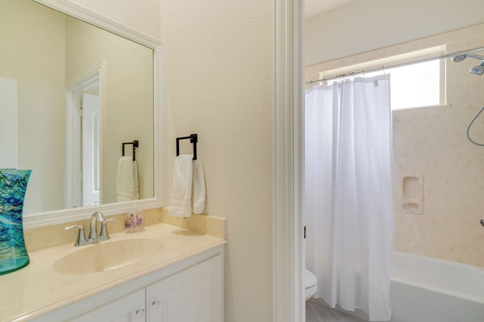 Full Bathroom | Towels Provided