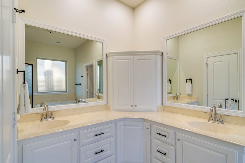 En-Suite Bathroom | Jetted Tub | Shower