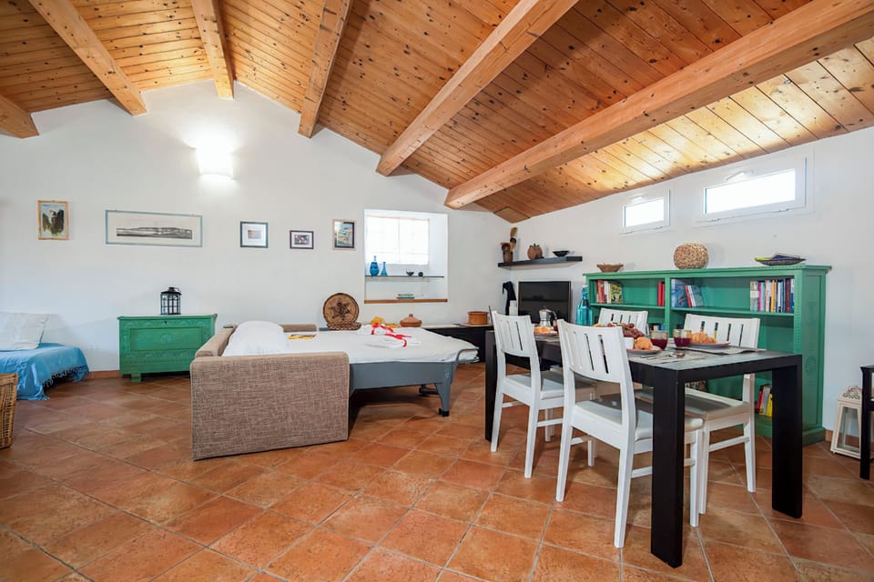 Family Studio (Una Mansarda Nell'isola) | Dining