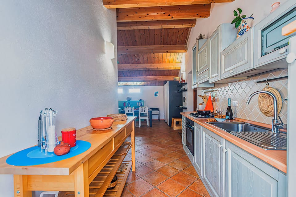 Family Studio (Una Mansarda Nell'isola) | Private kitchen | Fridge, oven, stovetop, coffee/tea maker