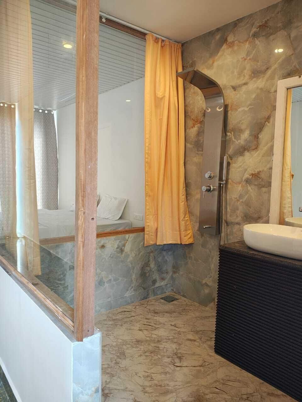 Deluxe Room, Balcony, Sea View | Bathroom | Shower, towels, soap, shampoo
