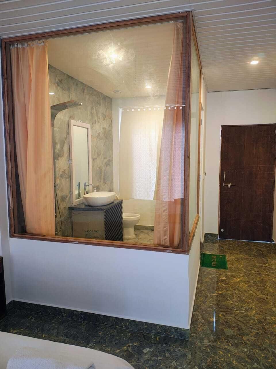 Deluxe Room, Balcony, Sea View | Bathroom | Shower, towels, soap, shampoo