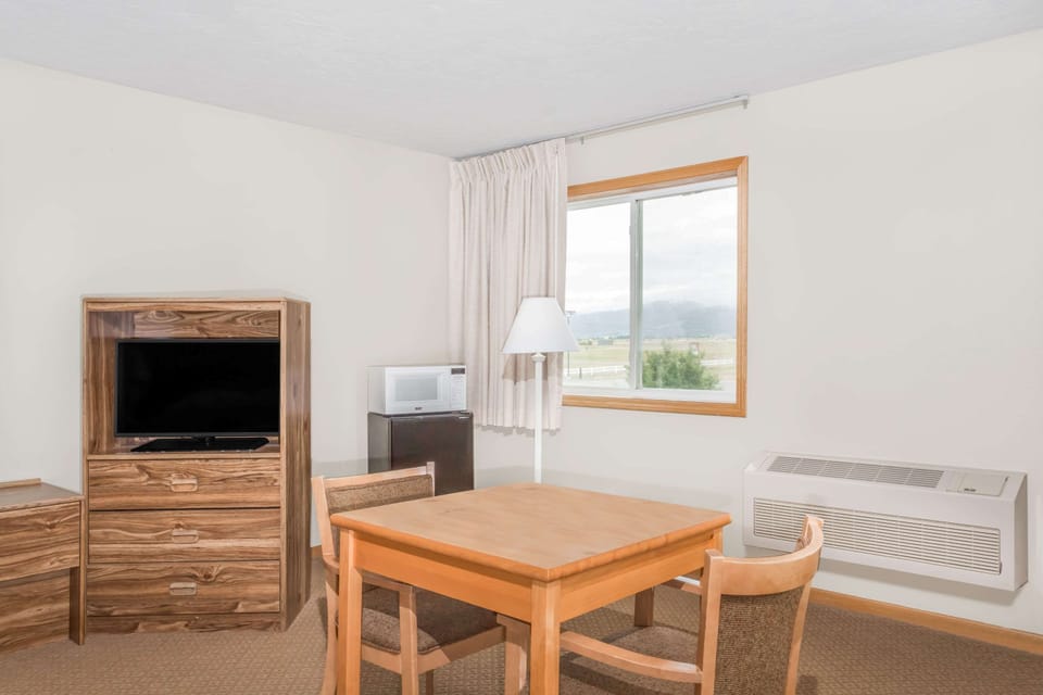 Room, 1 King Bed, Non Smoking | Desk, free cribs/infant beds, Internet, bed sheets