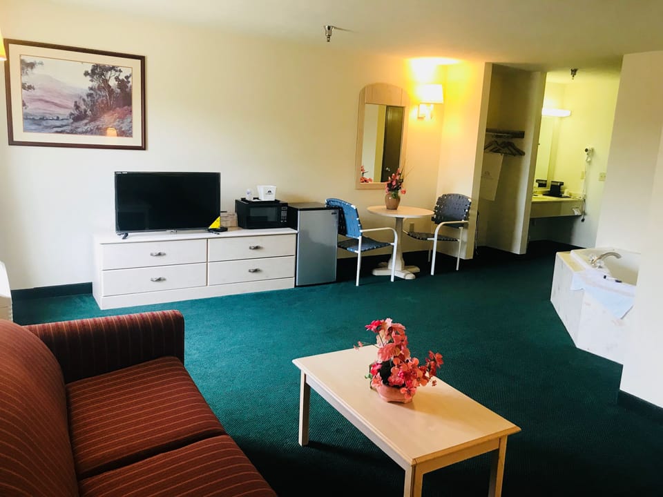 Desk, laptop workspace, WiFi (free), bed sheets
