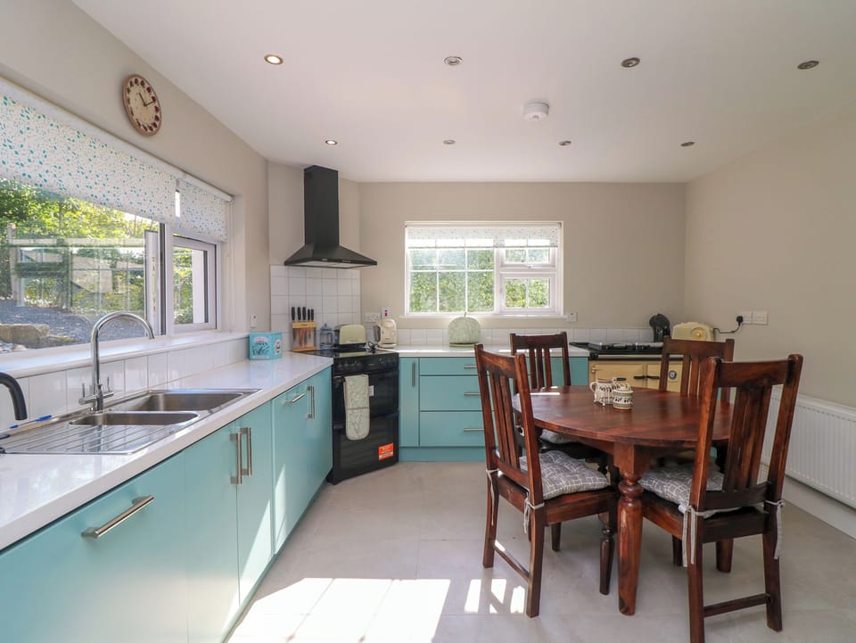 Dishwasher, electric kettle, toaster, cookware/dishes/utensils