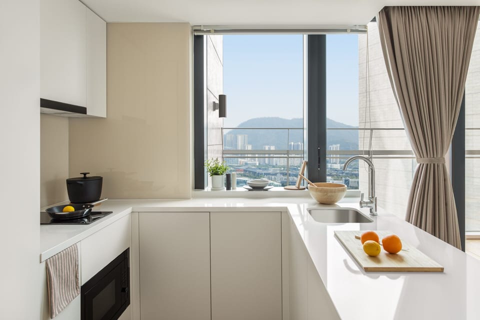Deluxe Ocean View Suite | Private kitchen | Mini-fridge, shared microwave