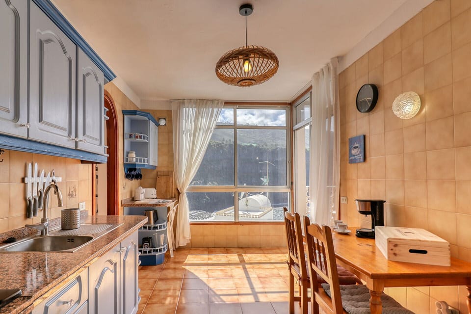 Equipped kitchen w/ocean view